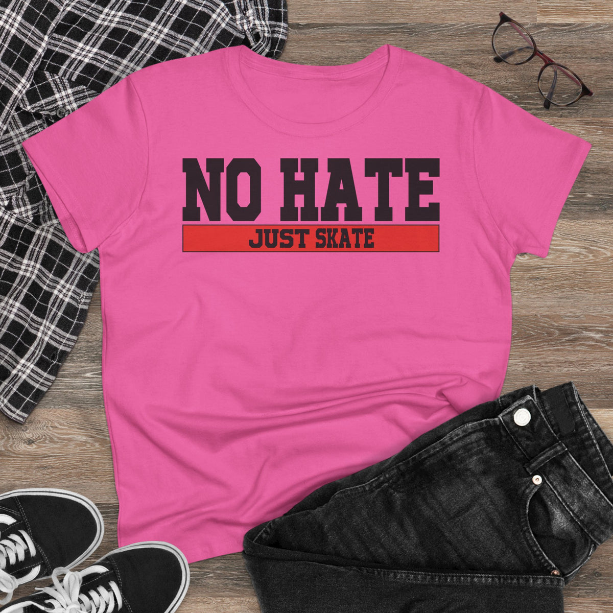 Női No Hate Just Skate póló - Inspiráló gördeszkás póló, Erősítő gördeszkás stílus, No Hate Just Skate póló, Gördeszkás ajándék, Hétköznapi viselet, Utcai viselet, Gyűlöletellenes üzenetes póló