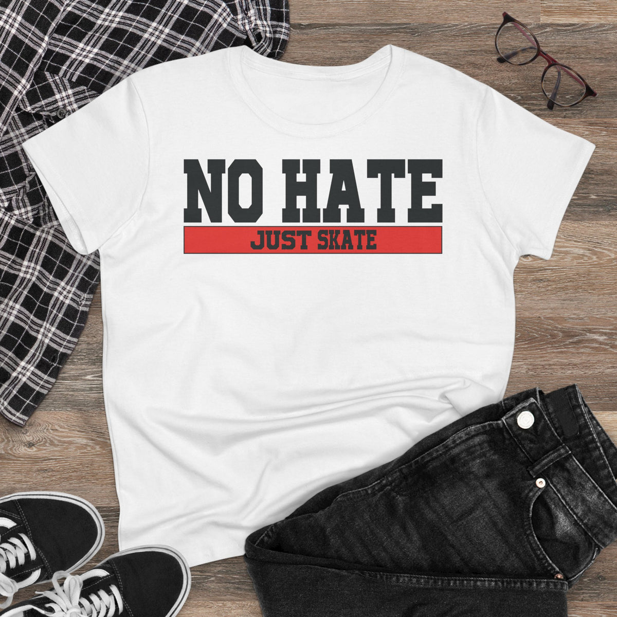 Női No Hate Just Skate póló - Inspiráló gördeszkás póló, Erősítő gördeszkás stílus, No Hate Just Skate póló, Gördeszkás ajándék, Hétköznapi viselet, Utcai viselet, Gyűlöletellenes üzenetes póló